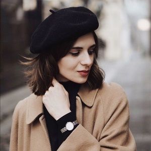 French girl chic - BLACK BERET - Emily in Paris